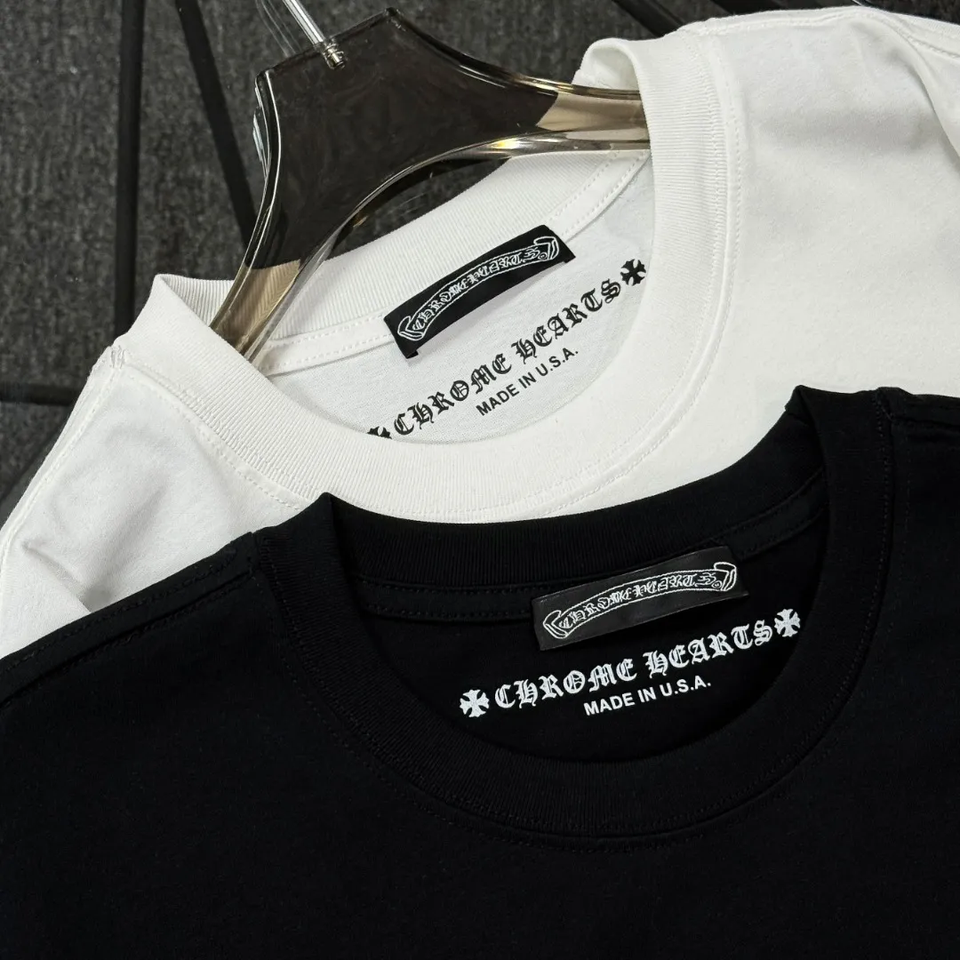 P170 Chrome Hearts Chrome Hearts 25 high-end versions. The fabric is made of 300 grams of high-density pure cotton. It does not deform or shrink. It has three labels. It is the same style for men and women. Technology: Digital printing. Color: White. Black. SIZE: S-XL.